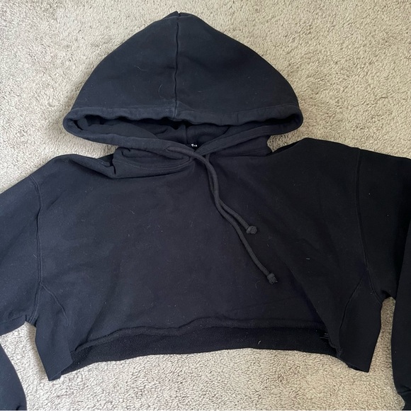 Aritzia - TNA Cropped Black Hoodie - Picture 2 of 3
